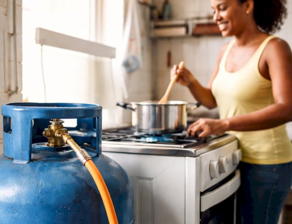 Programa Gás do Povo alcança quase 15 milhões de famílias em abril; maioria dos benefícios é destinada a mulheres